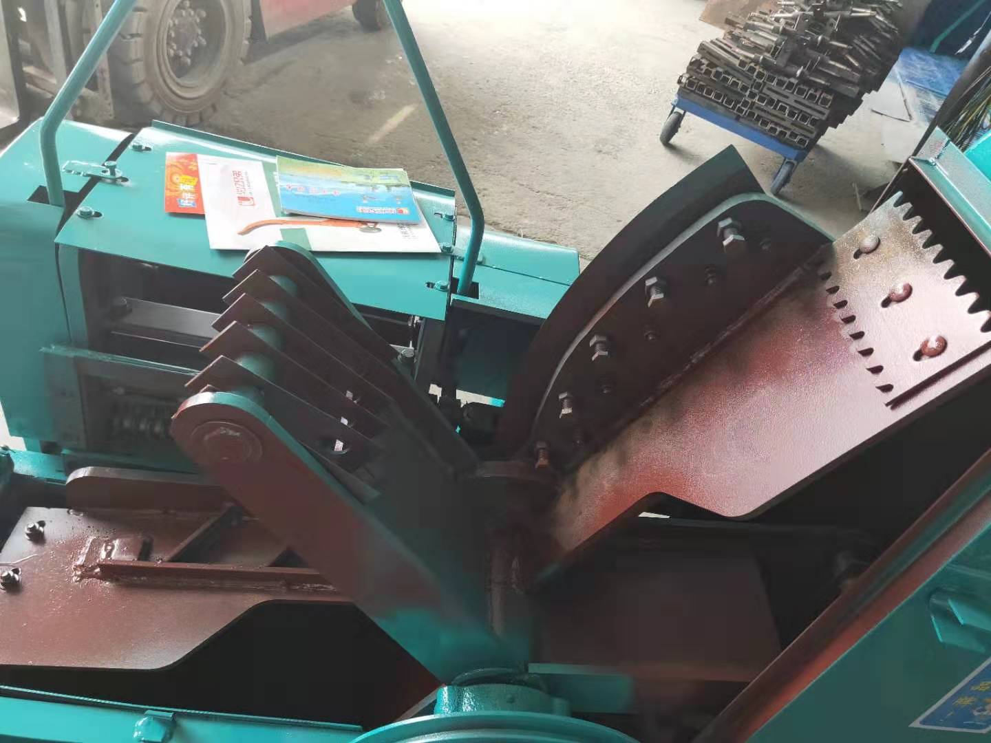 大型鍘草機(jī)在冬天使用需要注意什么？10噸鍘草機(jī)需要注意什么？